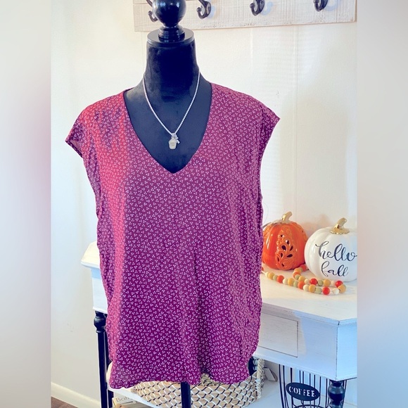 Maroon Polka Sleeveless Blouse ~Like NEW 🤍 - Picture 12 of 12
